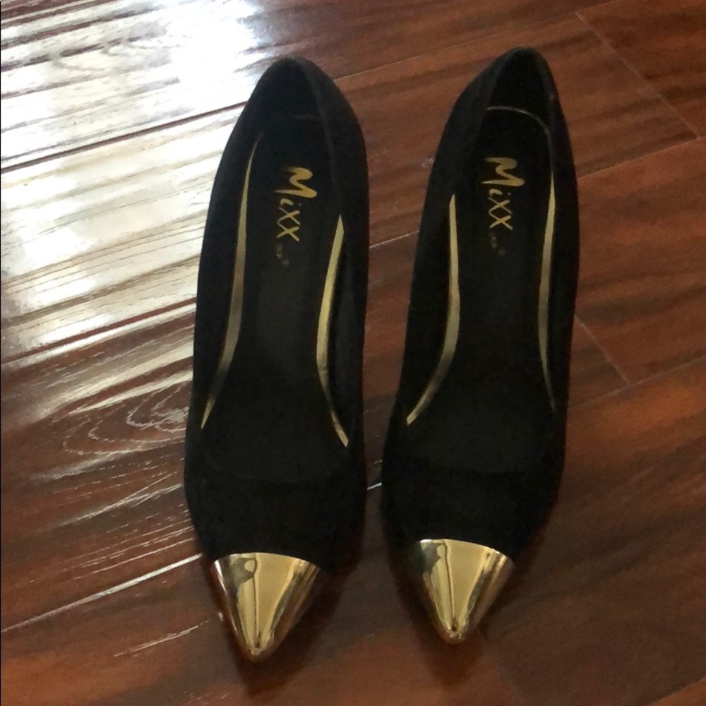 Suede pumps with gold tip